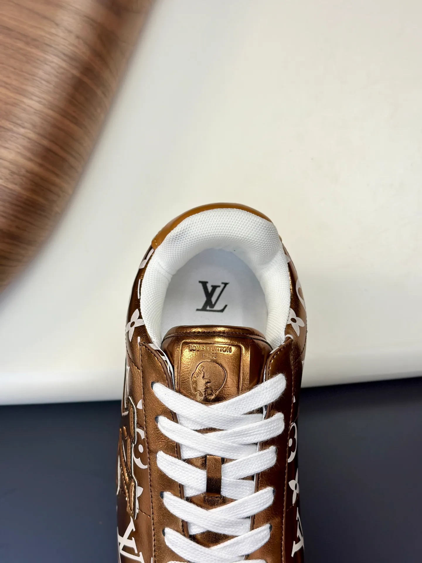 Factory direct sale ¥700💰Full set of packaging💰Top version LV-Louis Vuitton-Classic catwalk new style 1:1 developed replica of the original version! ! The upper foot is very comfortable. It is made of luxurious materials and fine workmanship. The midsole is printed with English letters "Made in Europe". The upper is made of calfskin imported from Italy. The side is decorated with the brand's LOGO and signature. The latest latex foot pads and mesh lining make the foot feel super comfortable. The original two-color TPU combination outsole is specially provided by the original factory. Bag technology Goodyear stitched edges Fabric: Exclusive custom first-layer cowhide Accessories: Exclusive private model Vuitton logo, lining: Customized silk mesh lining - first-layer silk cowhide lining Outsole: TPU combination outsole wear-resistant, non-slip and anti-yellowing Foot pads: new latex pads-mesh sweat-absorbent Counter technology: fully computerized sewing machine wire drawing Toe box back cover Hot and cold shaping Full set of pull-top last with medium and low logo pattern Counter packaging - Shoelaces, certificates, cards, instructions, certificates of quality, dust bags, the most comprehensive packaging on the Internet, men's size 339-44 (38/45 custom-made, non-refundable!